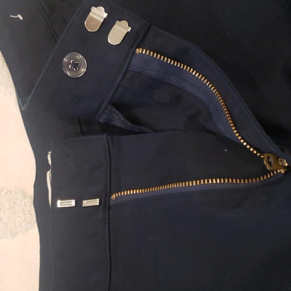Abercrombie & Fitch - Picture 9 of 10